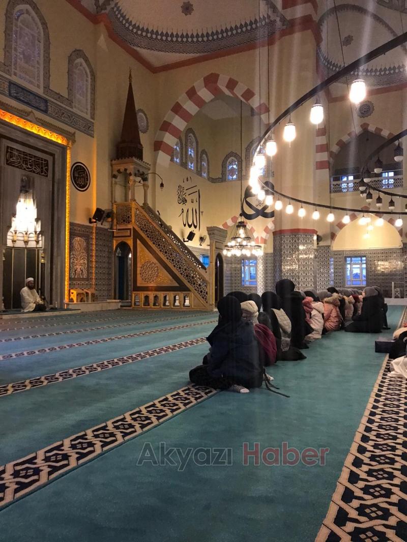 Sabah namazında Dünya Şehit Çocuklar Günü etkinliği