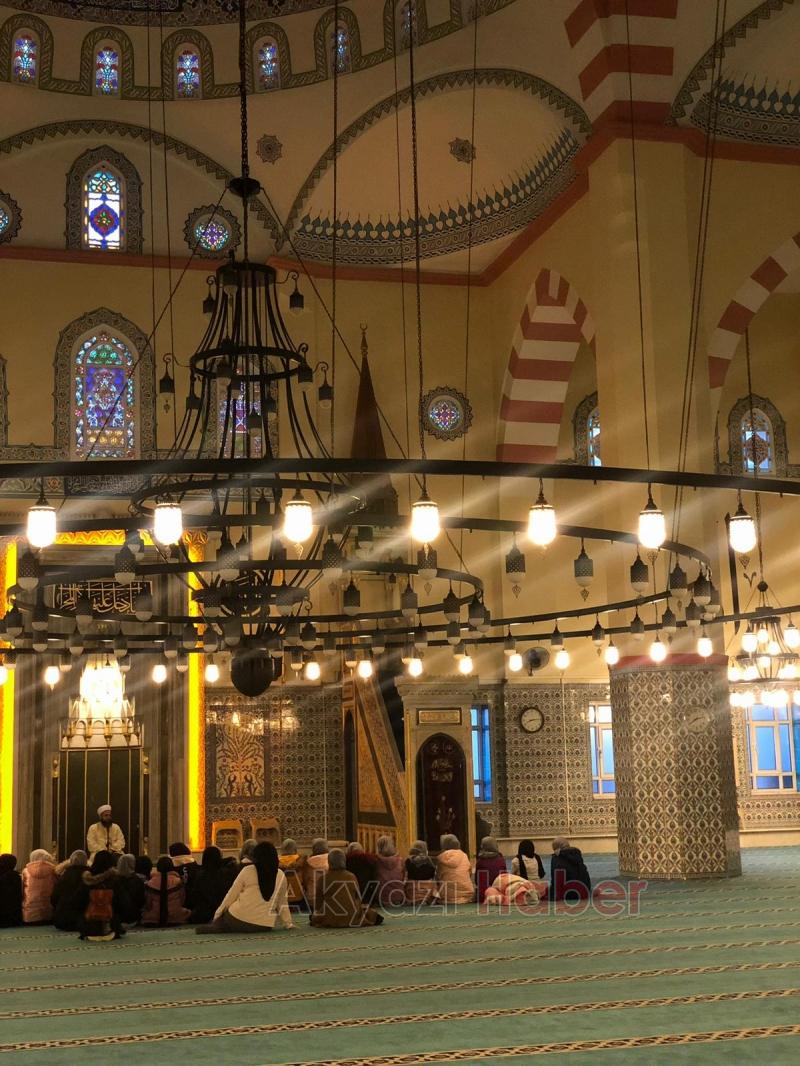 Sabah namazında Dünya Şehit Çocuklar Günü etkinliği