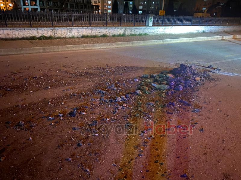 Caddede kazılıp bırakılan yığına çarptı