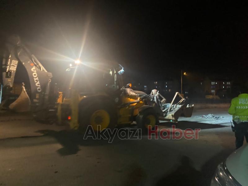 Caddede bırakılan toprak yığını kaza olunca kaldırıldı