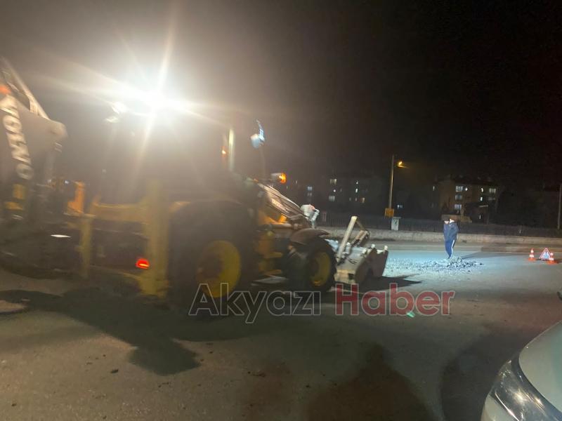 Caddede bırakılan toprak yığını kaza olunca kaldırıldı