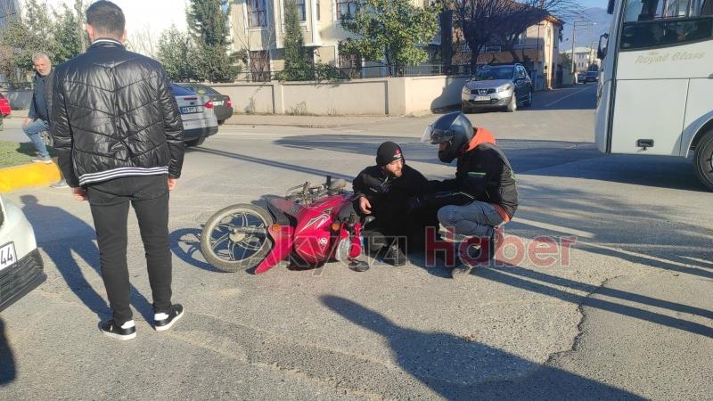 Araçla çarpışan motosikletli yaralandı