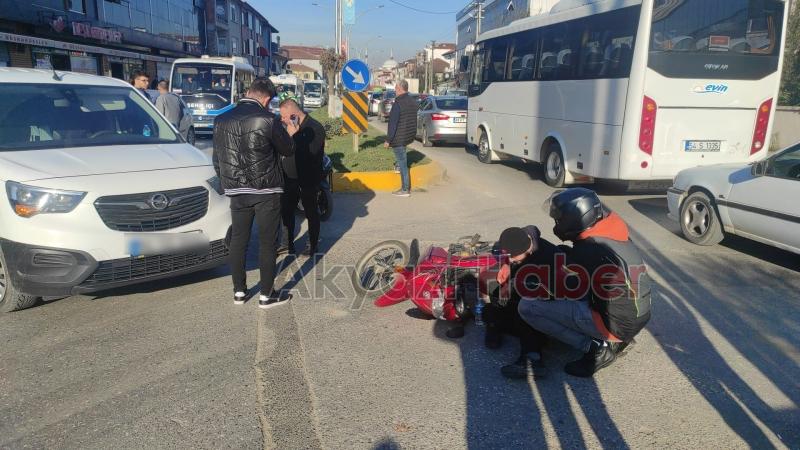 Araçla çarpışan motosikletli yaralandı