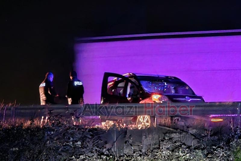 Tıra ve bariyerlere çarptı 5 yaralı