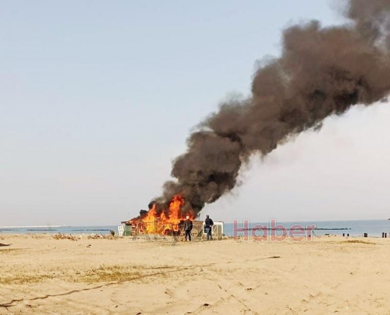 Sahildeki işletme alevlere teslim oldu