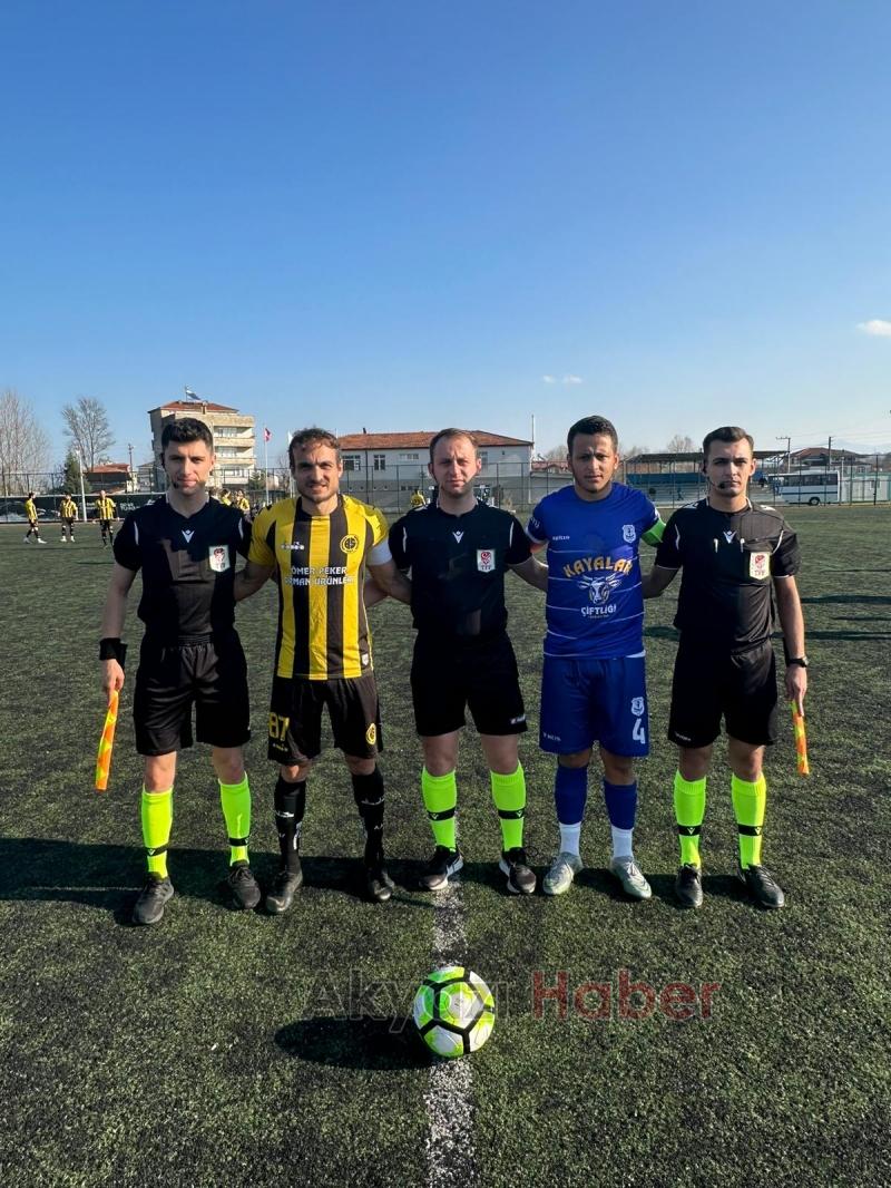 As Akyazıspor liderliğini sürdürdü