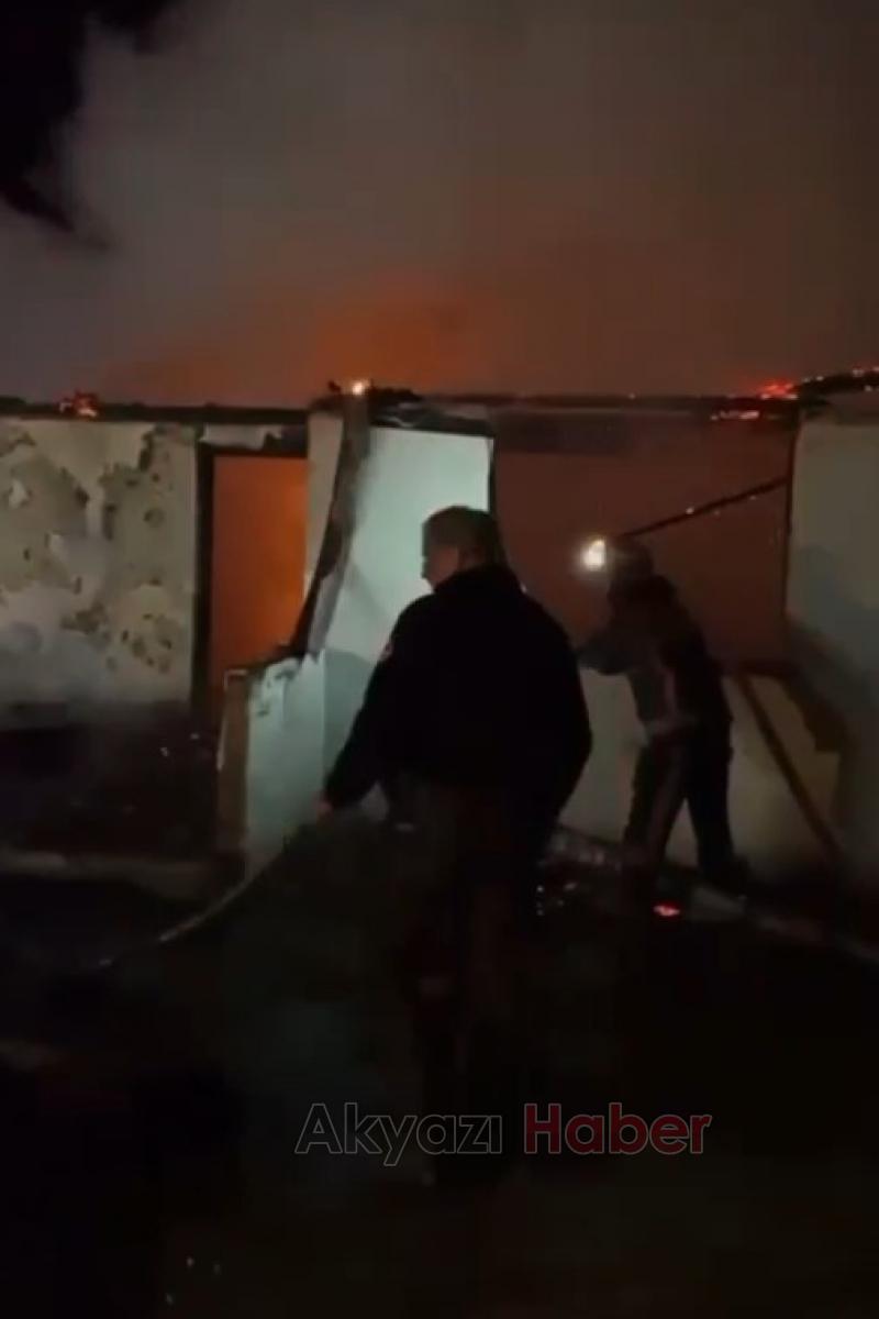 Tek katlı ev alev alev yandı