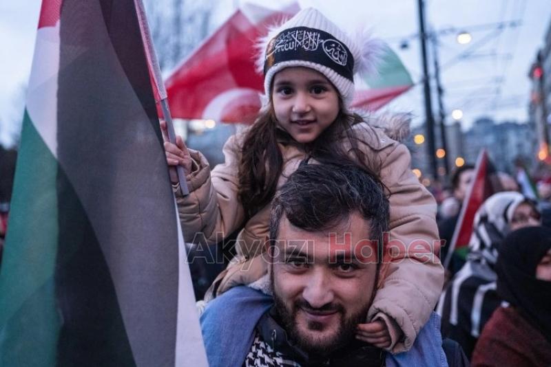 İstanbul'da tarihi yürüyüş! Binlerce vatandaş 