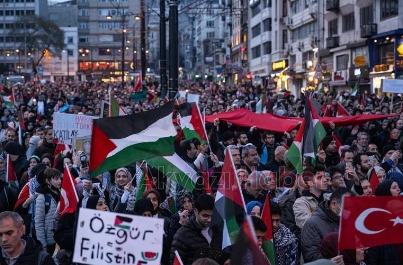 İstanbul'da tarihi yürüyüş! Binlerce vatandaş 