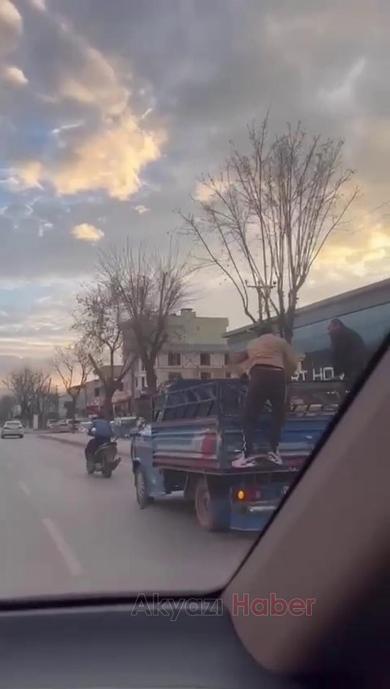 Motosikletle kamyoneti çekti