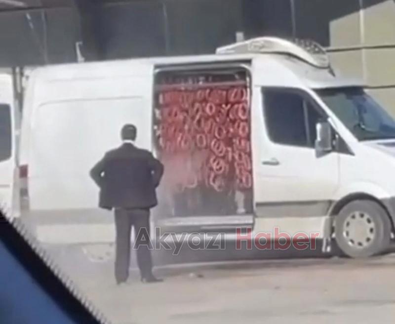 Bursa'da mide bulandıran görüntü: Oto yıkama alanında sucuk yıkadılar