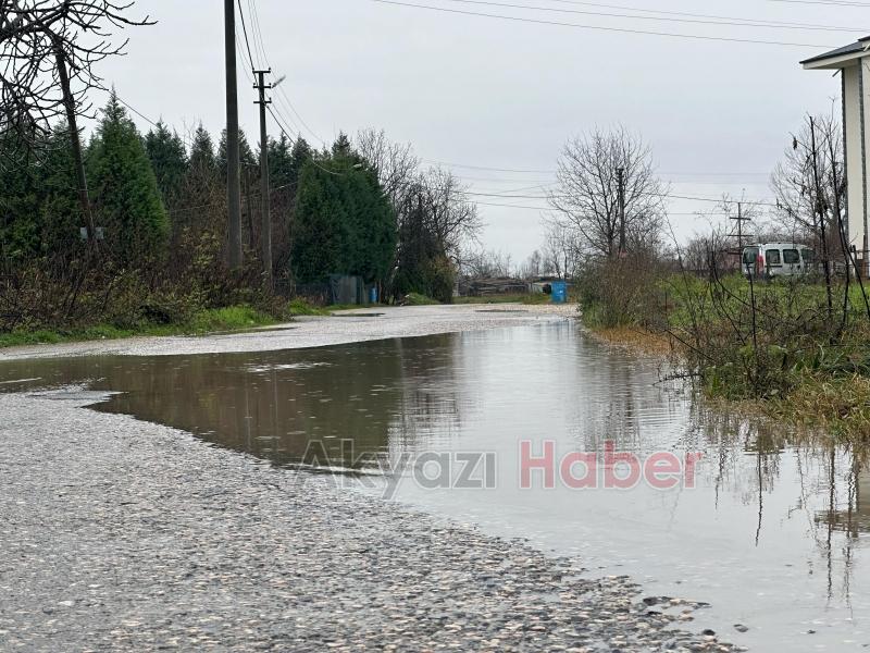 Bu yoldan ayaklarınız ıslanmadan geçmek mümkün değil