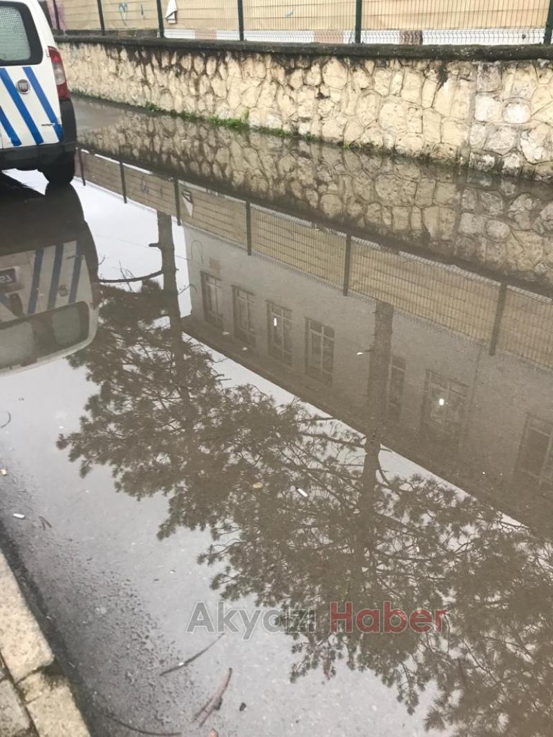 Akyazı emniyetinin önündeki yol göle döndü