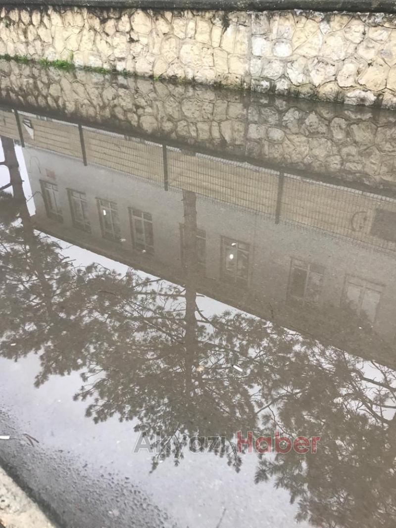 Akyazı emniyetinin önündeki yol göle döndü