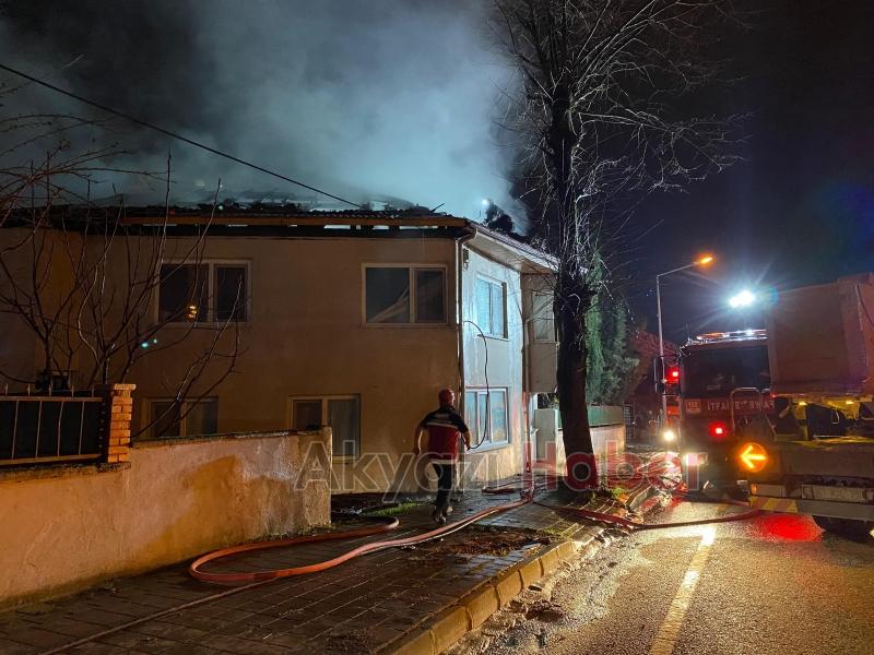 İki katlı ev alevlere teslim oldu