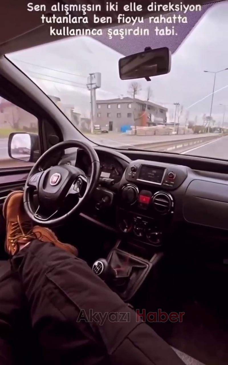 Yolcu koltuğuna geçip ayaklarıyla direksiyonu kontrol etti