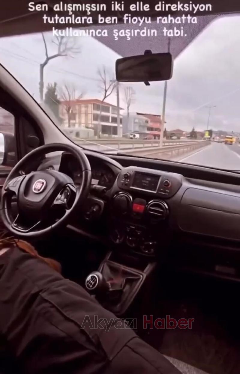 Yolcu koltuğuna geçip ayaklarıyla direksiyonu kontrol etti