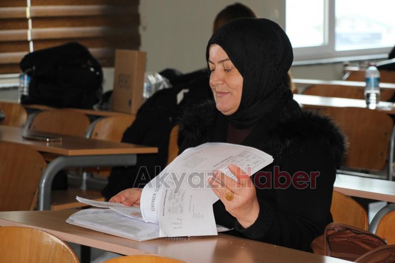 Üç çocuk annesi hemşirelik hayalini gerçeğe dönüştürüyor