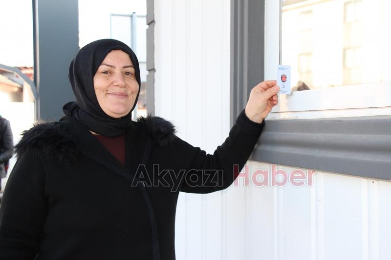 Üç çocuk annesi hemşirelik hayalini gerçeğe dönüştürüyor