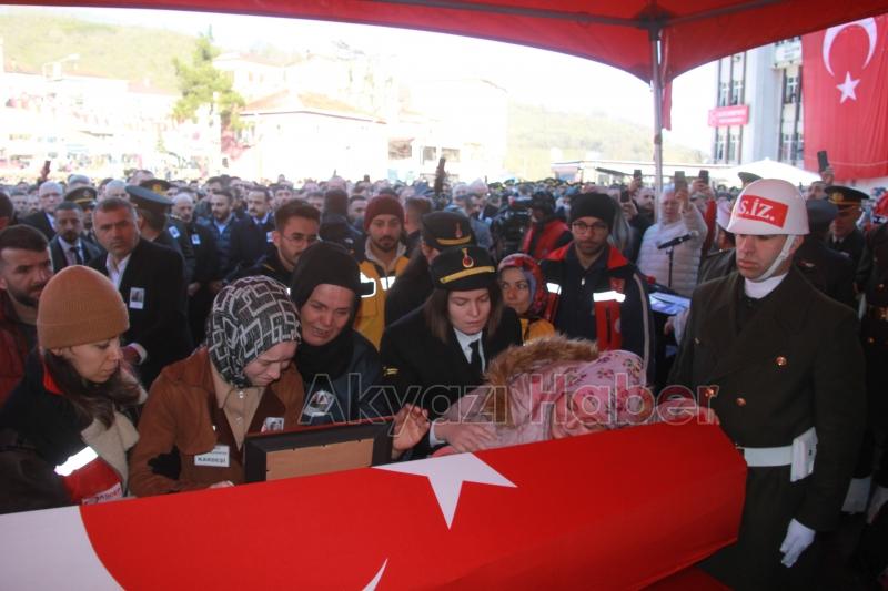 Pençe Kilit şehitlerini binler uğurladı