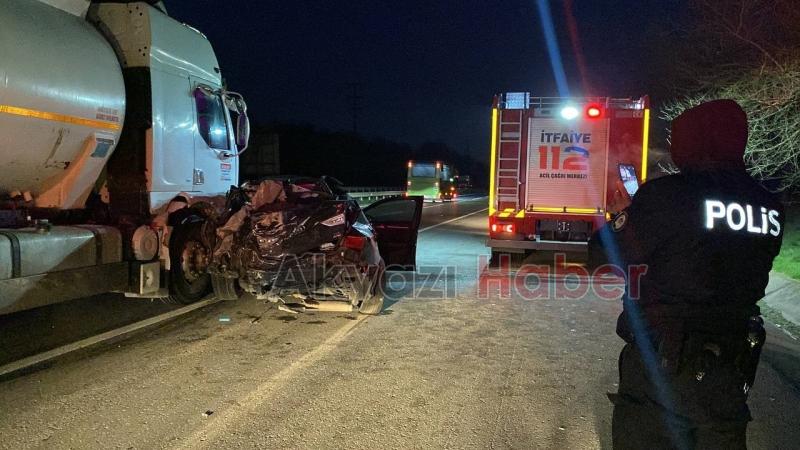 Tankerin çarptığı otomobil kağıt gibi ezildi: 1 yaralı