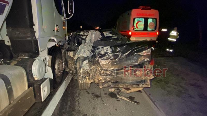 Tankerin çarptığı otomobil kağıt gibi ezildi: 1 yaralı