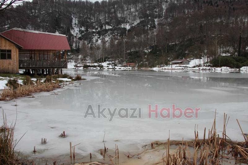 Keremali Gölü'nün yüzeyi buz tuttu