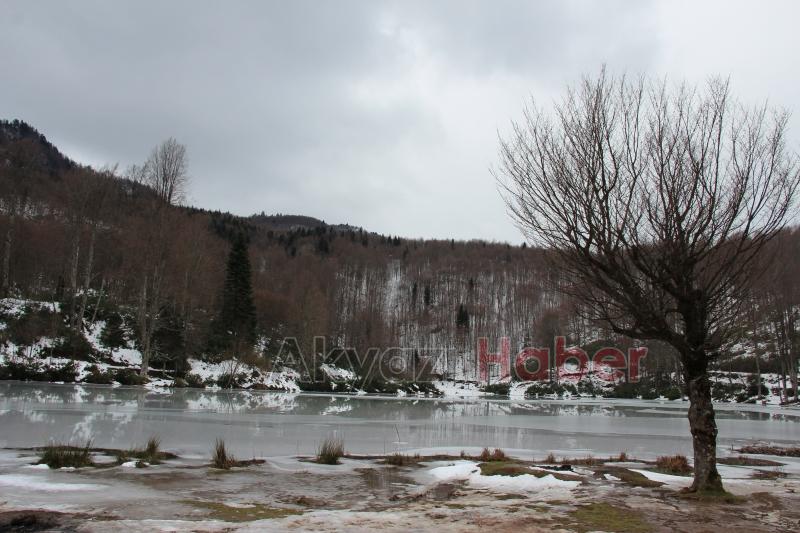 Keremali Gölü'nün yüzeyi buz tuttu