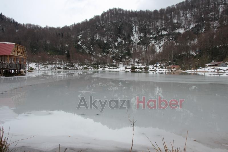 Keremali Gölü'nün yüzeyi buz tuttu