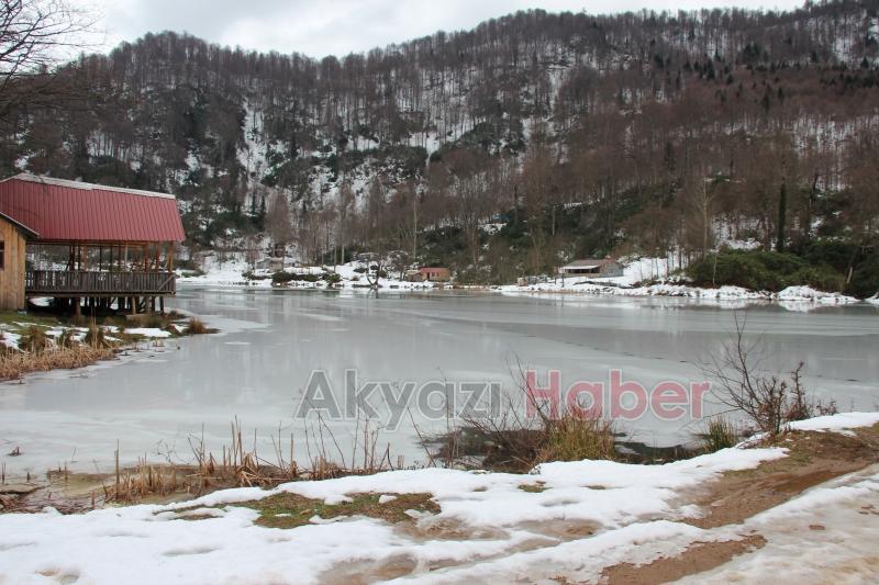Keremali Gölü'nün yüzeyi buz tuttu