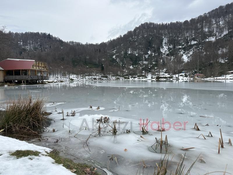 Keremali Gölü'nün yüzeyi buz tuttu