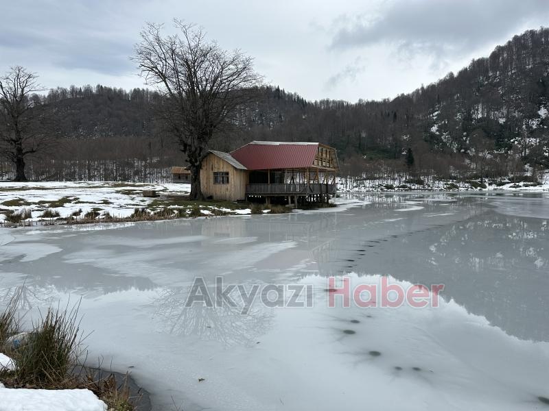 Keremali Gölü'nün yüzeyi buz tuttu
