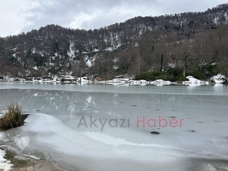 Keremali Gölü'nün yüzeyi buz tuttu