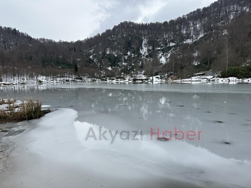Keremali Gölü'nün yüzeyi buz tuttu