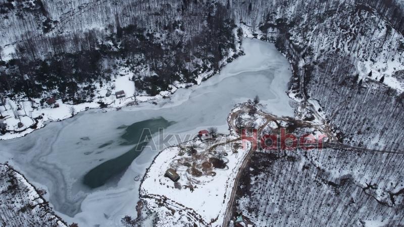 Keremali Gölü'nün yüzeyi buz tuttu