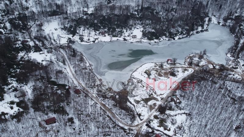 Keremali Gölü'nün yüzeyi buz tuttu