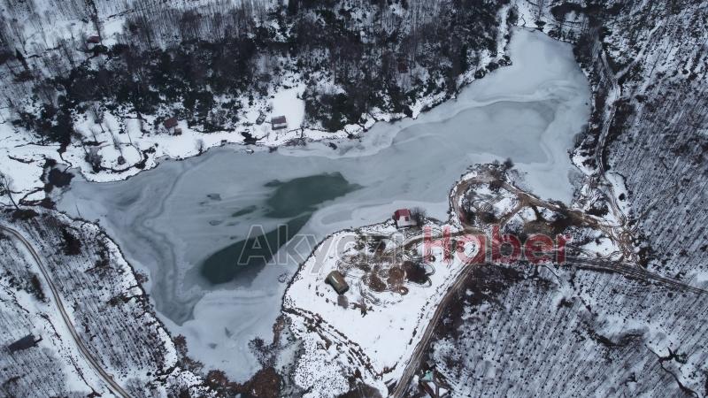 Keremali Gölü'nün yüzeyi buz tuttu