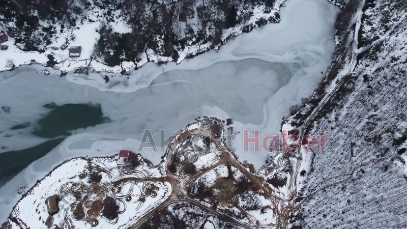 Keremali Gölü'nün yüzeyi buz tuttu