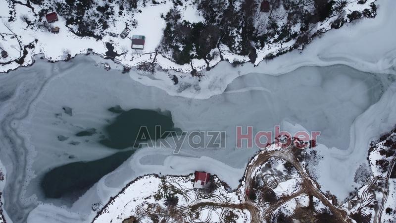 Keremali Gölü'nün yüzeyi buz tuttu