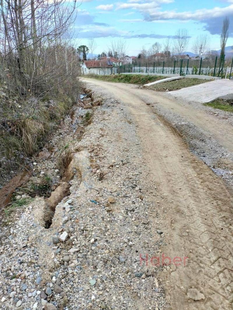 Bu sokak yıllardır asfalt bekliyor