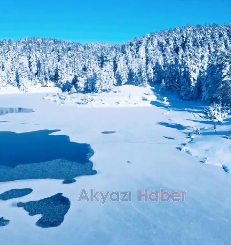 Karagöl Yaylası'ndaki göletin yüzeyi buz tuttu