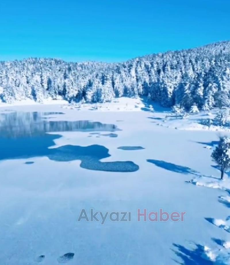 Karagöl Yaylası'ndaki göletin yüzeyi buz tuttu