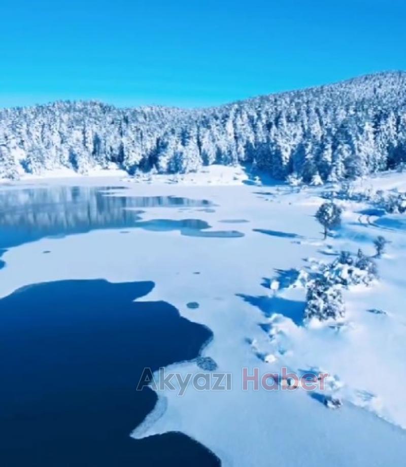 Karagöl Yaylası'ndaki göletin yüzeyi buz tuttu