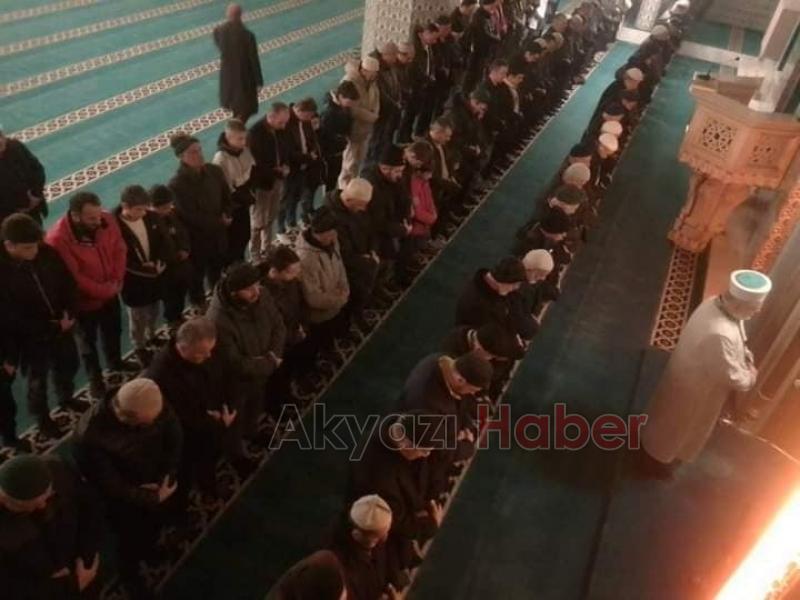 Baba Oğul Aynı Safta Sabah Namazında 