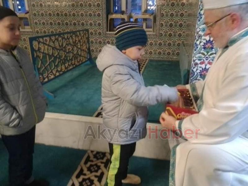 Baba Oğul Aynı Safta Sabah Namazında 