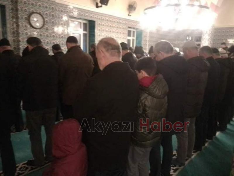 Baba Oğul Aynı Safta Sabah Namazında 