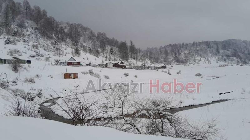 Kar yağışıyla yaylalar beyaza büründü ulaşım zorlaştı