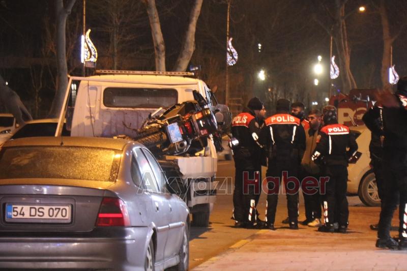 Yan yatan motoru tutmak isteyen polis düşerek yaralandı