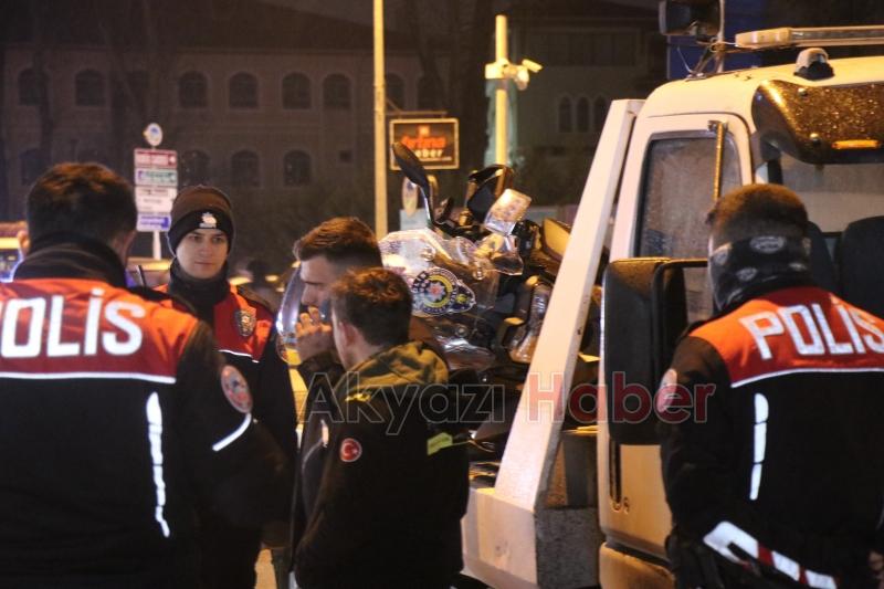 Yan yatan motoru tutmak isteyen polis düşerek yaralandı