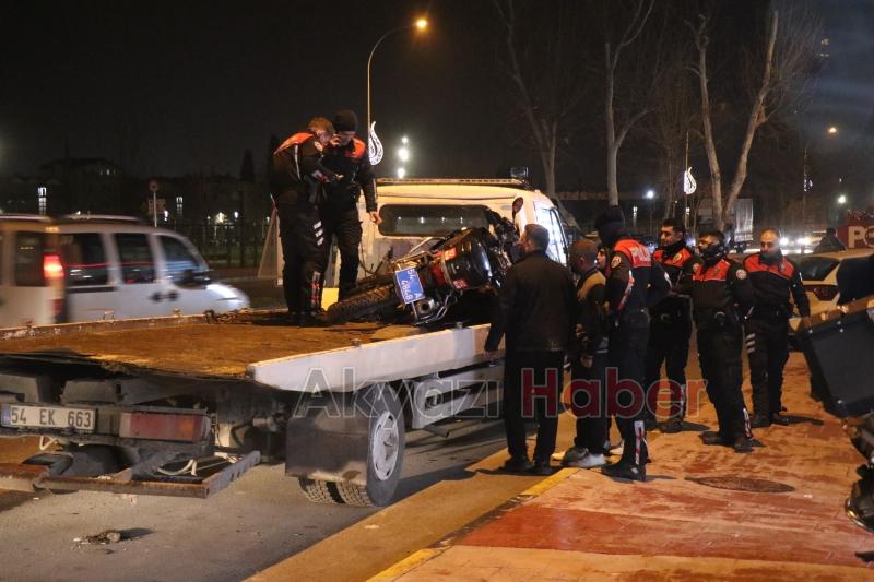 Yan yatan motoru tutmak isteyen polis düşerek yaralandı